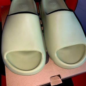 Yeezy slides Live resin Size 9